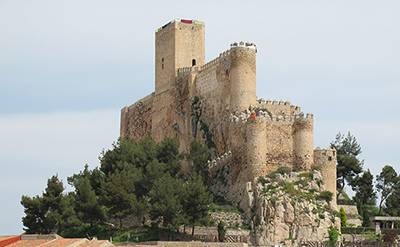 «CastilloAlmansa4» de Mancha-La - Trabajo propio. Disponible bajo la licencia CC BY-SA 3.0 vía Wikimedia Commons - http://commons.wikimedia.org/wiki/File:CastilloAlmansa4.jpg#mediaviewer/File:CastilloAlmansa4.jpg