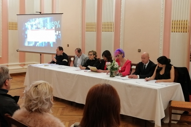 Fotografía de La apuesta central de la nueva directiva de la Asociación Provincial de Peluqueros y afines de Albacete, APAF, integrada en FEDA, especialización del sector, ofrecida por FEDA