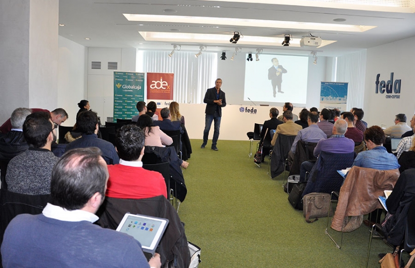 Lección magistral de Alex López en su jornada de FEDA y Globalcaja sobre Twitter y Linkedin