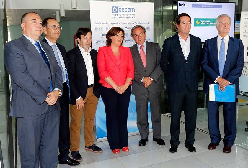 El Comité Ejecutivo de CECAM, junto a la consejera de Economía, Empresas y Empleo, y el presidente de CEPYME, en el hall de entrada de FEDA