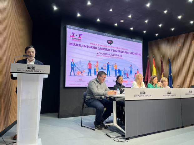 Fotografía de Un centenar de personas participaron en la jornada formativa organizada por el OPI sobre mujeres, igualdad laboral y diversidad funcional, ofrecida por FEDA