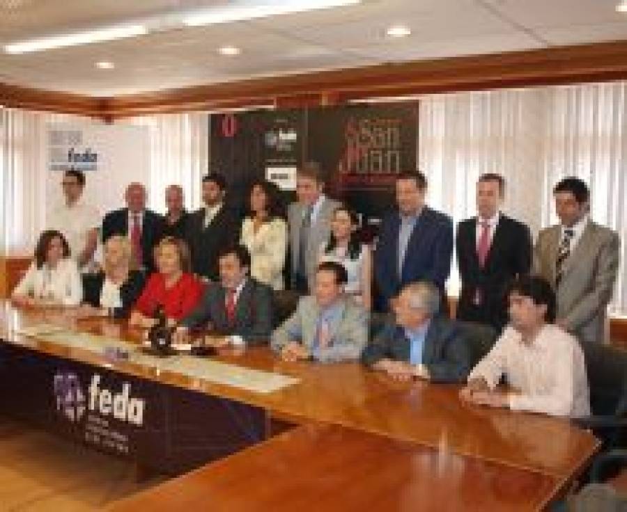 Fotografía de Los premiados San Juan’2009-X Aniversario se hacen la primera foto de familia, ofrecida por FEDA