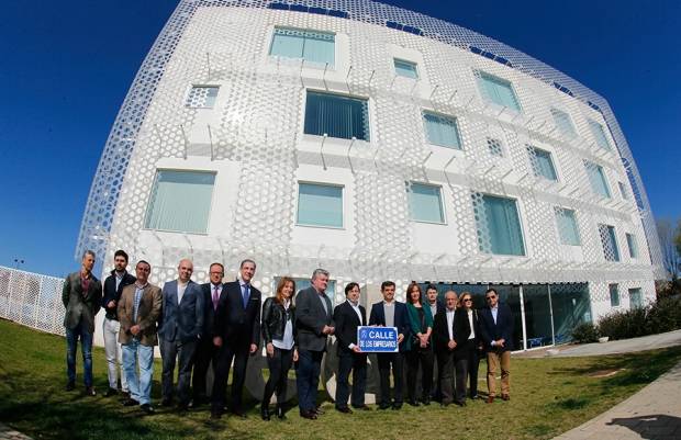 Fotografía de FEDA recibe de manos del alcalde de Albacete la placa de la calle de los Empresarios, ofrecida por FEDA