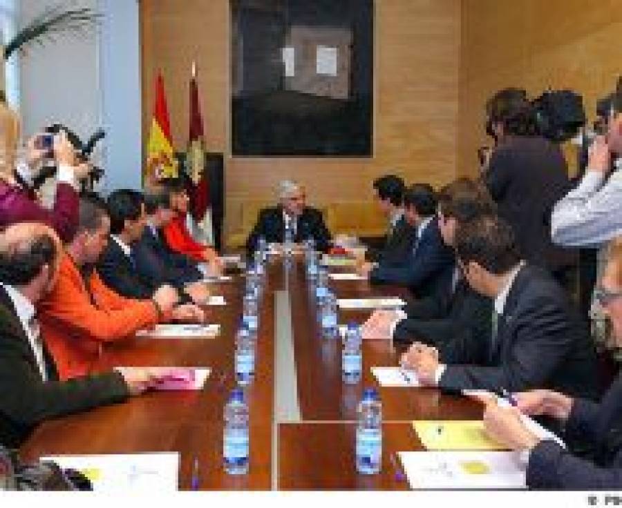 Fotografía de La Junta se compromete a apoyar la marca &quot;AB-Cuchillería de Albacete&quot;, ofrecida por FEDA