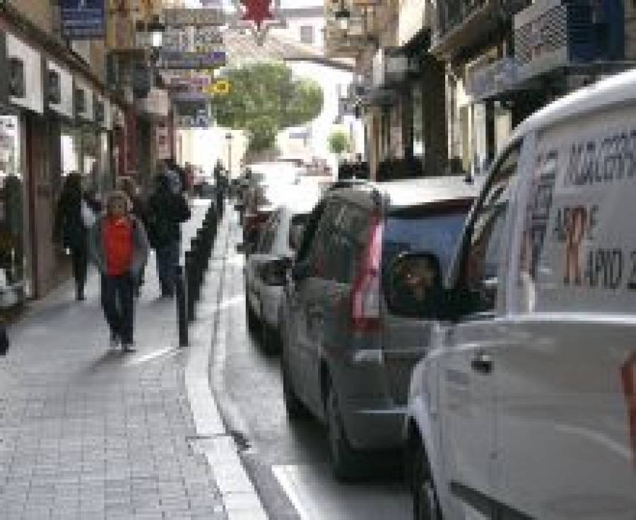 Fotografía de Reconocimiento del comercio a la alcaldesa por abrir al tráfico el Rosario, ofrecida por FEDA