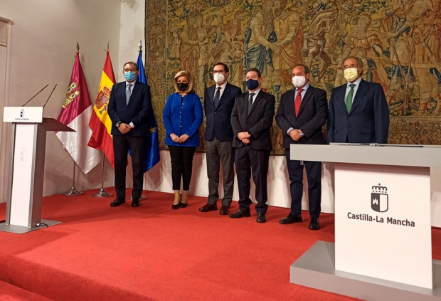 Fotografía de Equipo técnico de FEDA en la sede de Albacete, junto al presidente y vicepresidenta., ofrecida por FEDA