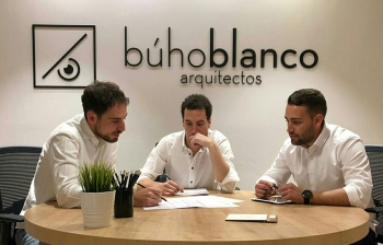 Fotografía de Daniel Bonillo Guillén y Manuel Martínez Marhuenda, arquitectos socios de Búho Blanco, junto a Pedro Antonio Caballero Gento, arquitecto técnico (última incorporación desde unos meses atrás) - Premios Empresariales San Juan 2018, ofrecida por FEDA