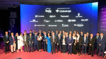 Fotografía de Premiados y Patrocinadores en la foto de familia con los representantes, instituciones y el presidente de FEDA, ofrecida por FEDA