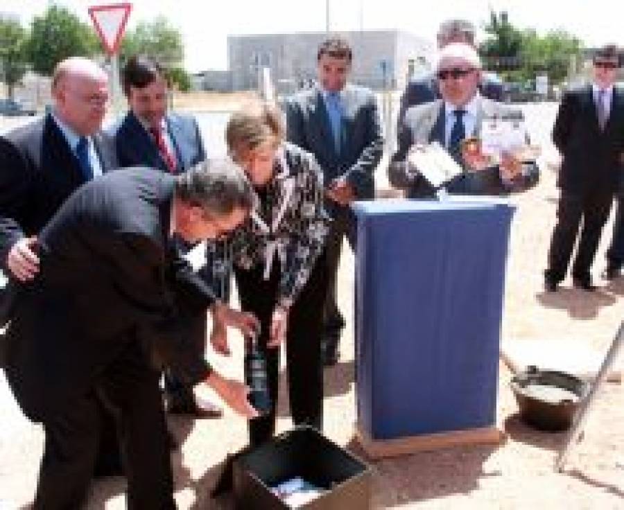 Fotografía de El vino y los empresarios, en la 1ª piedra de la sede de FEDA en Villarrobledo, ofrecida por FEDA