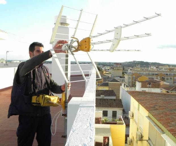 Fotografía de Jornada en FEDA de la Asociación de Instaladores Electricistas sobre reantenización y ayudas a las comunidades de propietarios, ofrecida por FEDA