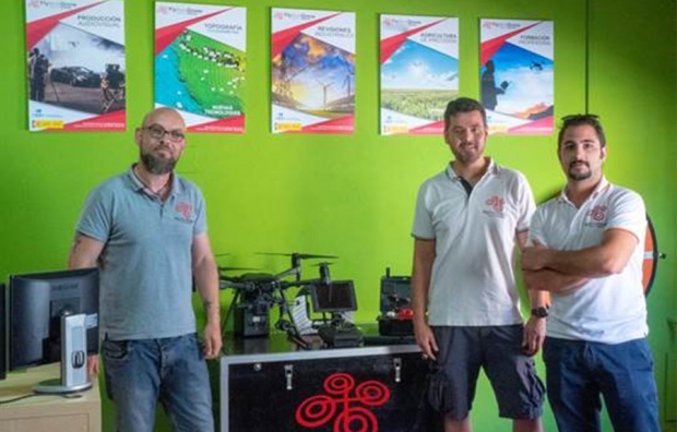 Fotografía de Ángel Roldán Lara, Tomás González Martínez y Fco. Javier Flores (Flyworkdrone, C.B.) - Premios Empresariales San Juan 2019, ofrecida por FEDA