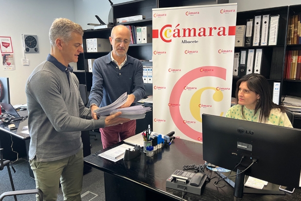 Fotografía de El secretario de FEDA entrega al secretario de la Cámara la candidatura al Pleno cameral., ofrecida por FEDA