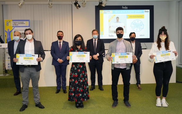 Fotografía de Los cuatro ganadores con los representantes institucionales en la clausura del Programa, ofrecida por FEDA